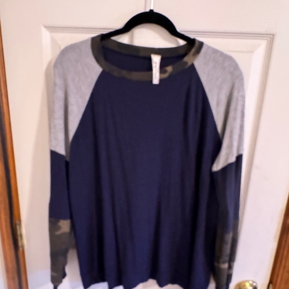 Navy with camo top - Picture 1 of 1